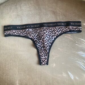 Selling Victoria’s Secret thong nwt any questions ask 🌸😊